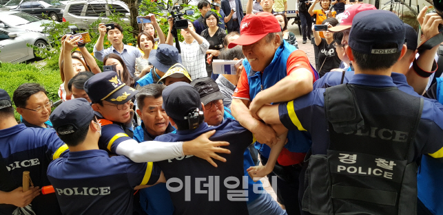 '재건축' 막힌 잠실주공5단지…혈서에 철탑농성 시도까지