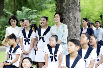 김정숙 여사 "희망은 힘이 아주 세다"…아동시설 합창단 초청 격려