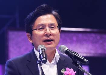 與 "황교안, 文과 1대1 회담 고집…대권놀음에 집착"