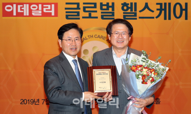 [포토]수일개발, '이데일리 글로벌 헬스케어 대상' 혁신의료기기 부문 식품의약품안전처 처장...