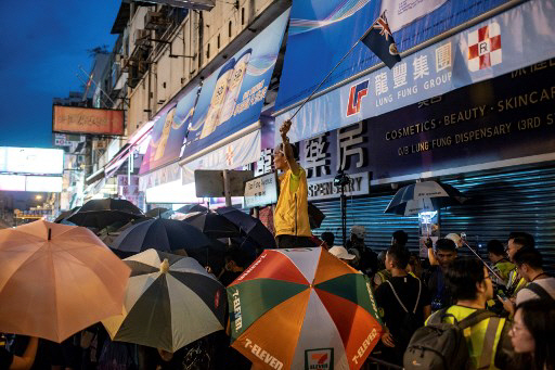 홍콩시위, 中 보따리장수까지 겨냥..시위대-경찰 충돌
