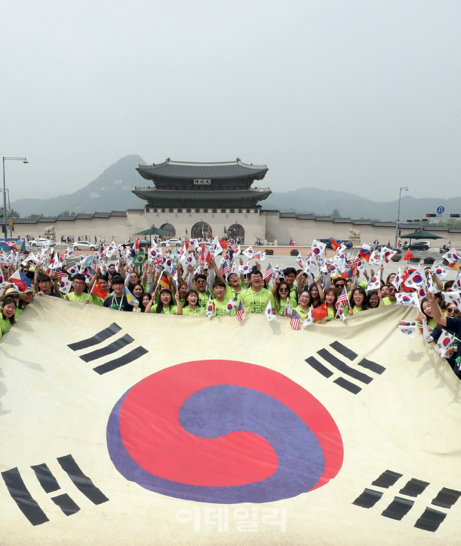 [포토]100년전 태극기 펼쳐든 재외동포 대학생들