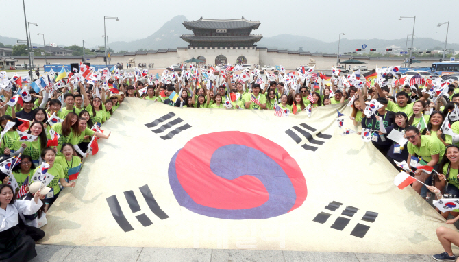 [포토]광화문광장에서 100년전 태극기 펼쳐든 재외동포 대학생들