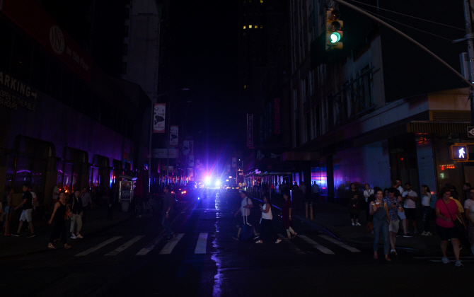 美뉴욕 맨해튼, 3시간 동안 블랙아웃…시민·관광객 수만명 '패닉'