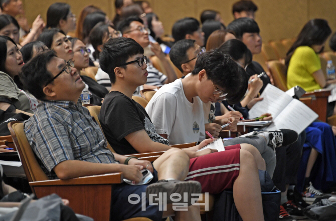 [포토]20학년도 전국 적성고사 대학 연합 입시설명회 설명 경청하는 수험생들