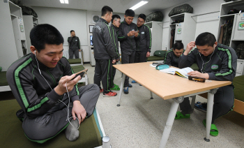 병 휴대전화 사용…보안사고 없어, 도박·유해사이트 접속은 문제