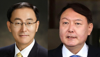 “불가 vs 적격”…윤석열 공수(攻·守) 맡은 법대 후배 `파리(82)`떼