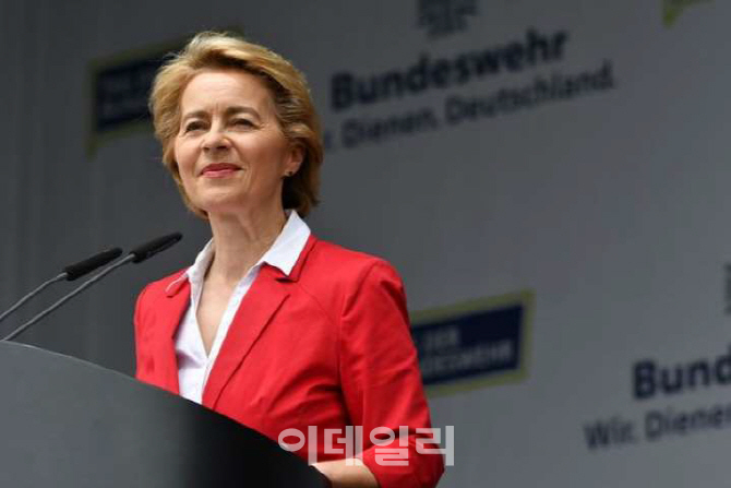 EU, 차기 집행위원장에 폰데어라이엔 공식 선출…첫 여성 위원장