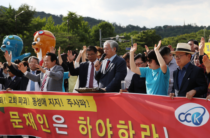 경찰 무시하고 청와대광장 진입한 전도사 입건…"한기총 기도회 늦었다"