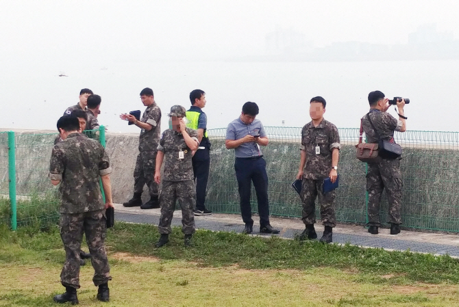 잠수함 침투 가능성 낮지만…軍, 잠망경 추정 물체 신고 '확인중'