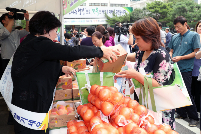 [포토] 강북구청서 열린 김천 농특산물 직거래 장터