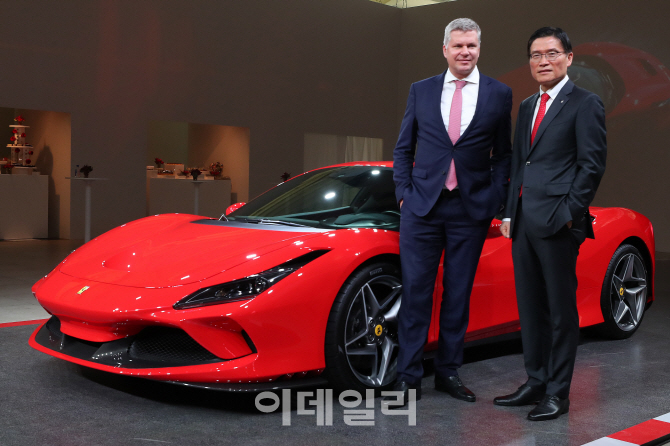[포토]V8 터보엔진을 장착한 페라리 F8 트리뷰토 한국 상륙