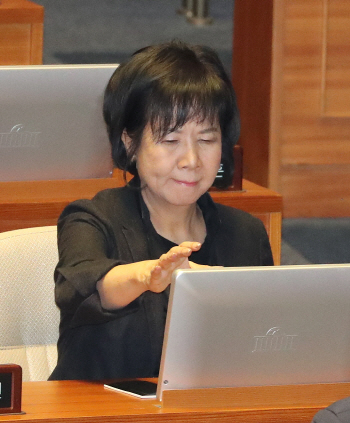 검찰, 손혜원 부친 독립유공자 선정 특혜 의혹에 '혐의 없음' 처분