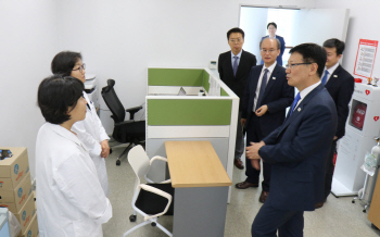 서호 통일차관, 두번째 개성 출근..소장회의는 또 불발