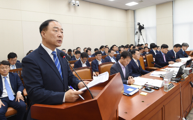 홍남기 “양파·마늘값 폭락 대응책 만들 것”