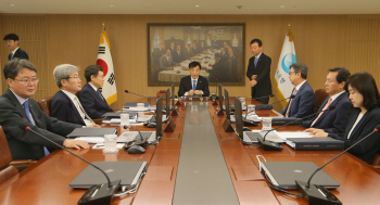 이주열 "경제상황 따라 더 내릴 여력 있다"..기준금리 추가 인하 시사