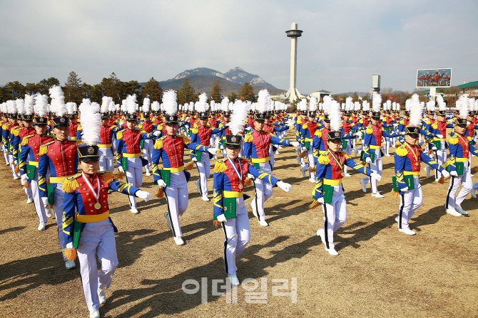 軍사관학교도 '문민화'…교수 50% 민간 전문가로 채운다