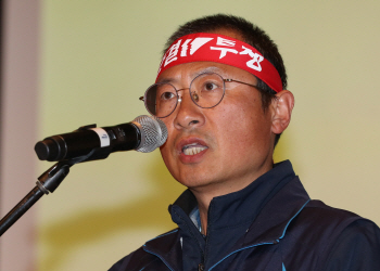 검찰 '국회 앞 폭력집회' 김명환 민주노총 위원장 불구속 기소