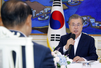 文대통령 "軍 기강 국민 우려에 책임감…엄중 대응하고있다"