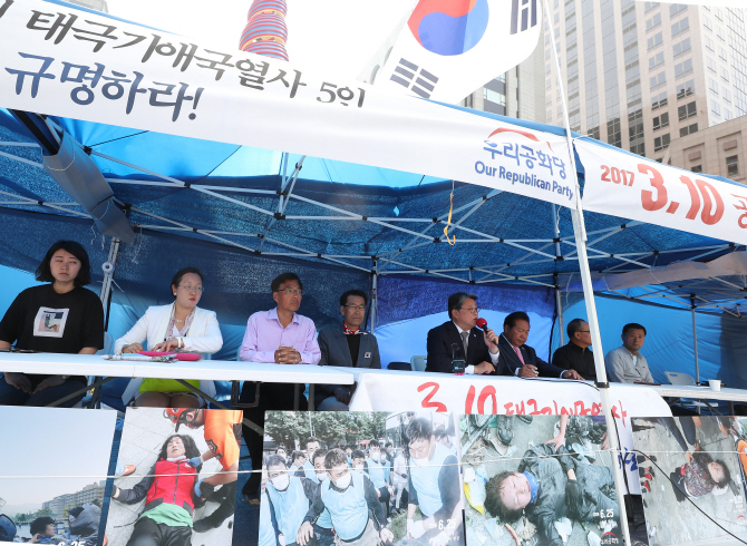 우리공화당, 광화문광장에 천막 다시 기습 설치…당원 1명 연행