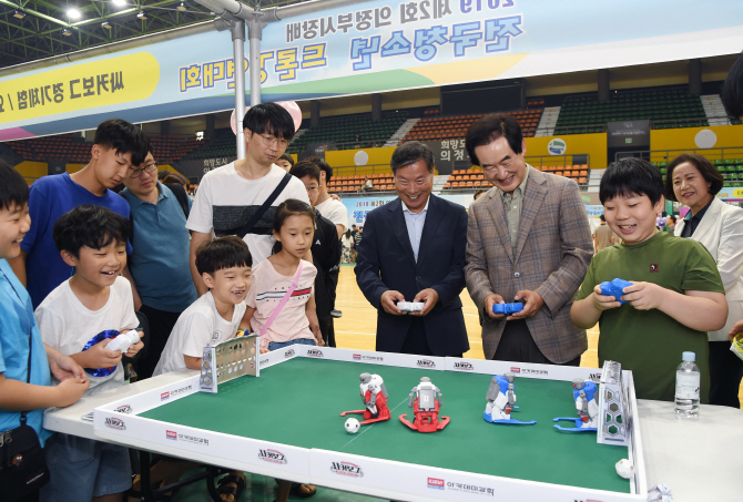 [포토]전국청소년드론경연대회 참가자들과 로봇축구하는 안병용 의정부시장
