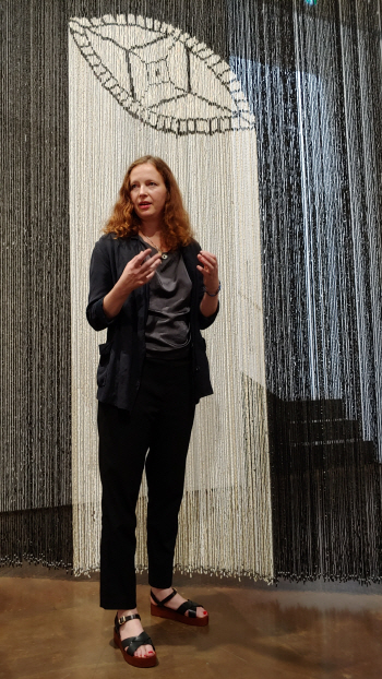 새우 매달고 방패 세우고…베를린 화랑가선 무슨 일이?