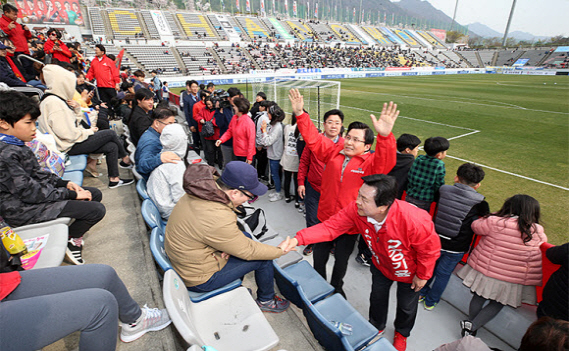 '축구장 유세' 구단은 징계·황교안 불기소…檢 "연설금지 장소 아냐"