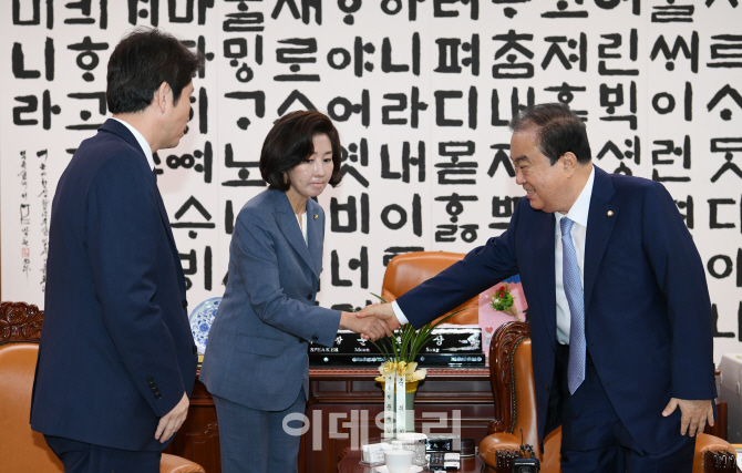 [포토]'악수하는 문희상-나경원'