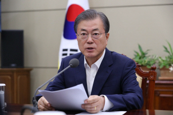 文대통령 “전자·반도체·조선…日절대우위 하나씩 추월..우리는 할 수 있다”