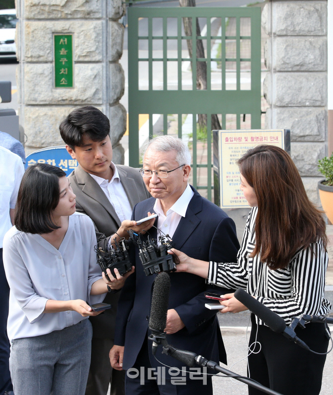 [포토]구치소 앞에서 취재진 질문받는 양승태 전 대법원장