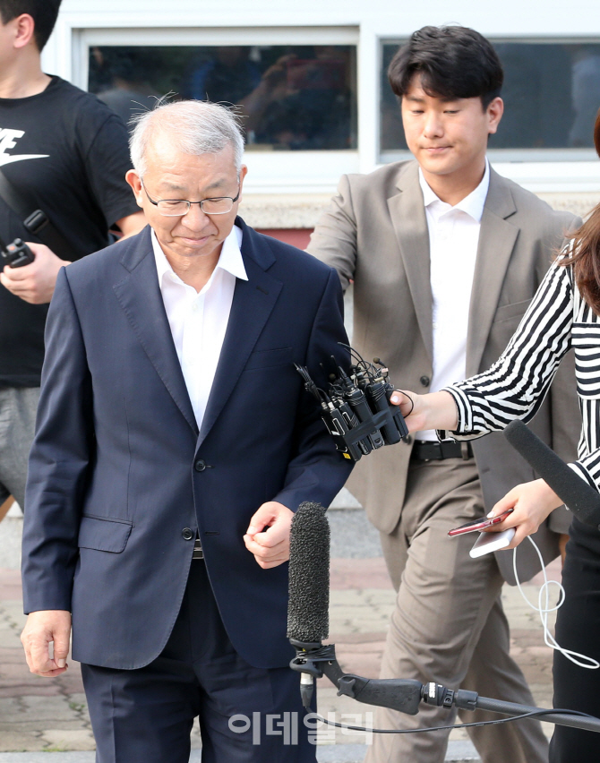 [포토]보석으로 풀려나는 양승태 전 대법원장