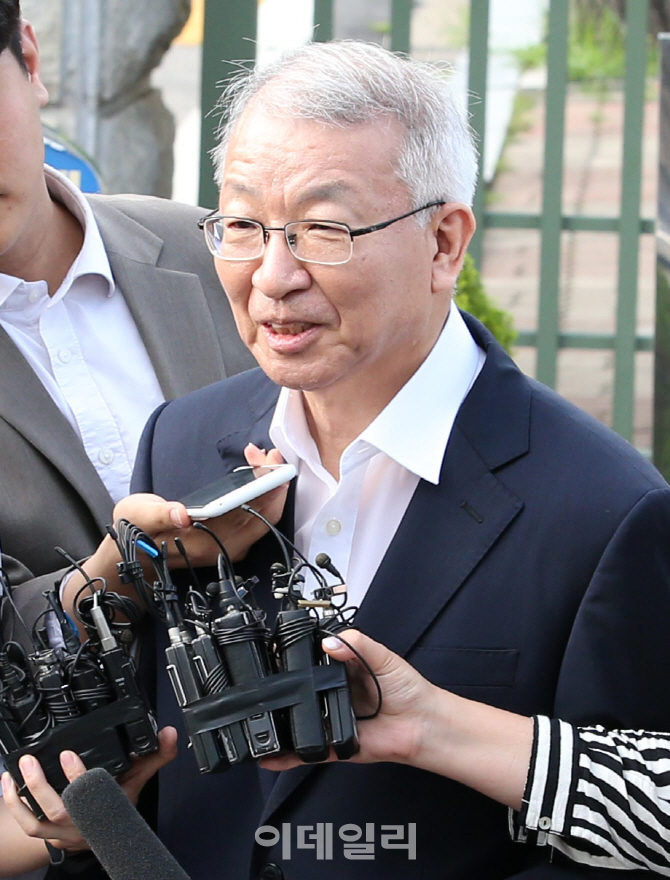 [포토]양승태 전 대법원장 석방, "성실히 재판 임할 것…더 이야기하는 건 부적절"