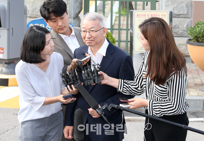 [포토]양승태 전 대법원장 석방, "성실히 재판 임할 것"