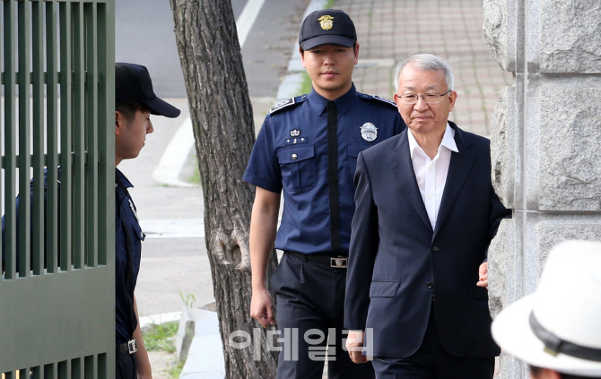 [포토]서울구치소 정문 나서는 양승태 전 대법원장