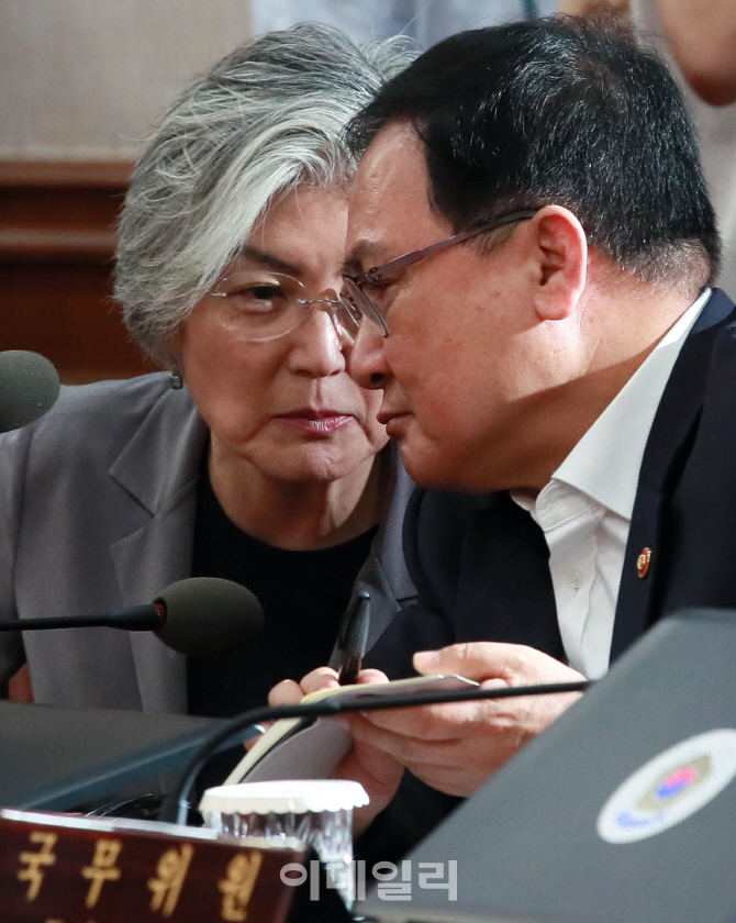 [포토]국무회의, '머리 맞대고 대화하는 강경화-유영민'
