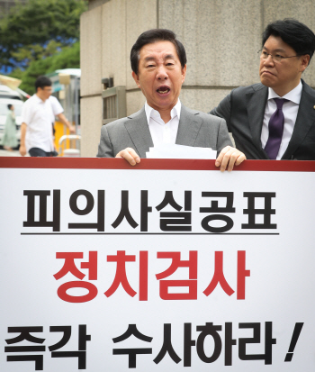 눈물의 1인 시위 김성태…"채용비리 기소, 정치보복이자 총선 위한 정치적 계략"