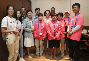 광주 찾은 김정숙 여사, 자원봉사자들과 간담회.."한국 알리는 얼굴"