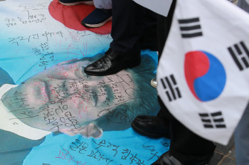 아베 사진 짓밟고 욕설까지…불매운동 넘어 격화하는 反日시위
