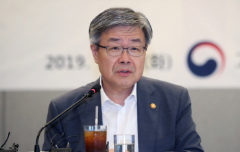 이재갑 장관 "내년 주52시간제 적용기업, 보완책 강구"