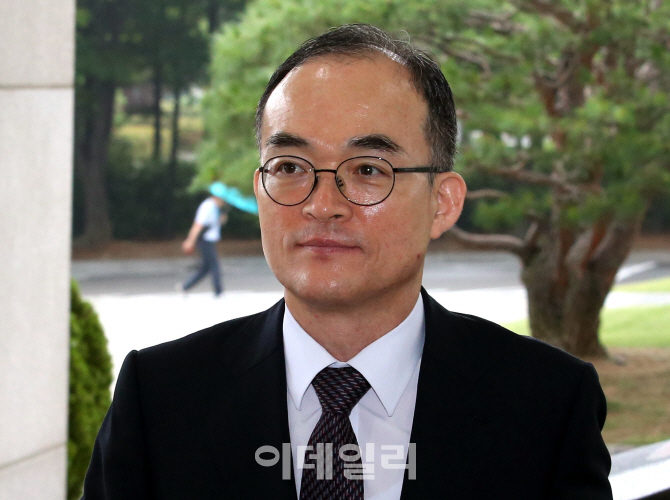 [포토]마지막 출근하는 문무일 총장