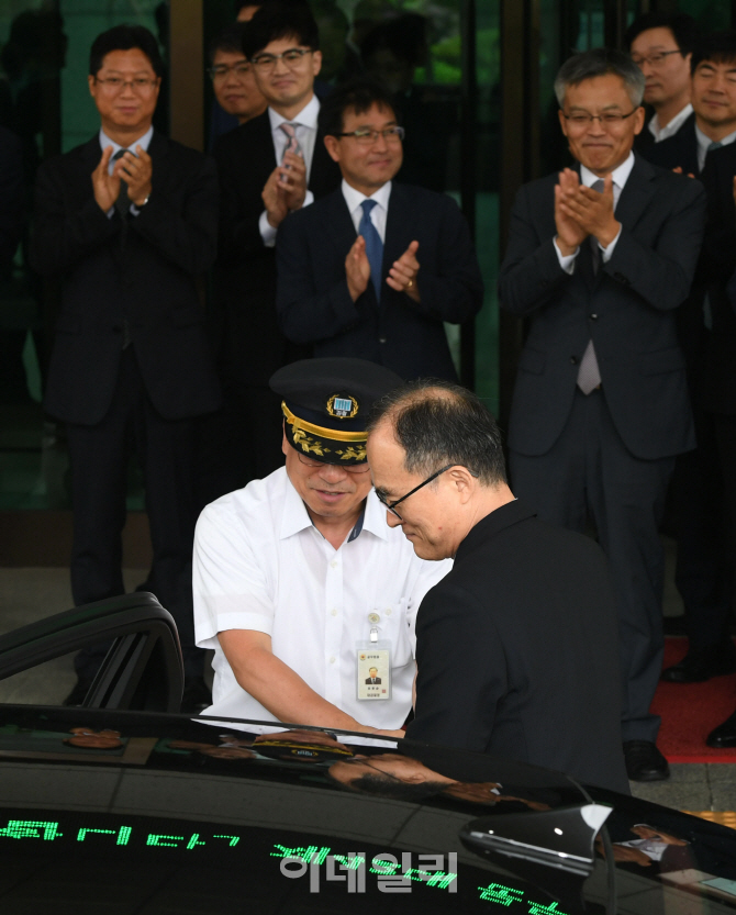 [포토]박수 받으며 떠나는 문무일 총장