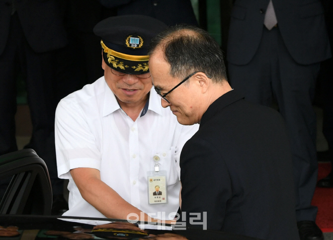 [포토]문무일 검찰총장, '마지막 인사'