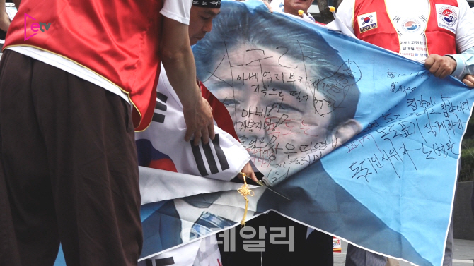 (영상) "아베는 사죄하라" 불매운동 넘어 격화하는 반일 시위