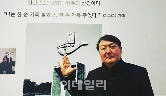 “애틋한 부부애”…윤석열, 김건희 전시장 참석 ‘눈길’