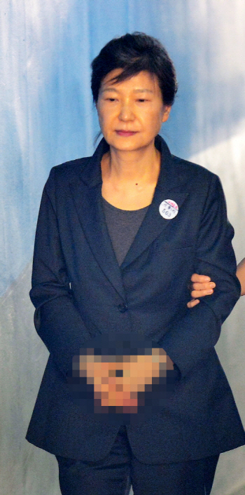 '국정원 특활비 수수' 박근혜 2심서 징역 5년…1년 감형(종합)