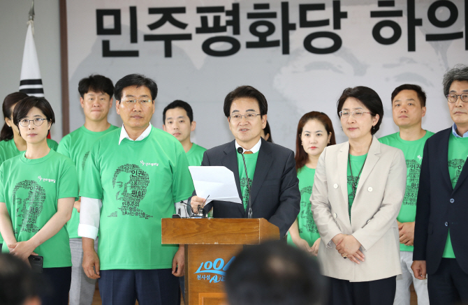 김대중 10주기 앞두고 둘로 쪼개진 ‘호남적자’