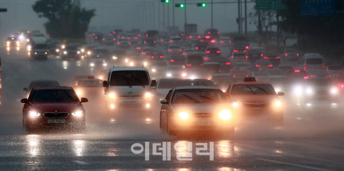 [포토]호우경보 발령, '밤 같은 아침'