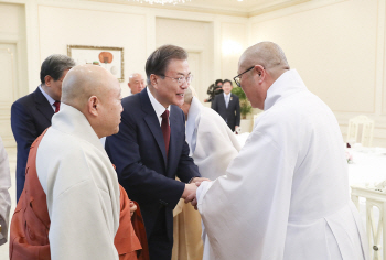 文대통령 "국가적 어려움에는 마음 함께 모였으면"