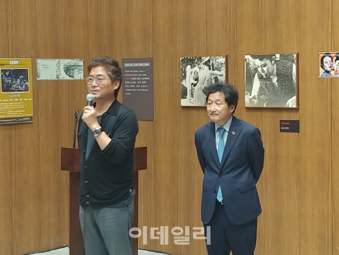 [포토]'한국영화 100년’展 개막식서 축사하는 강제규 감독