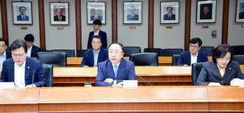 휴가 잊은 장관들…日 ‘화이트리스트 배제’ 대응 총력